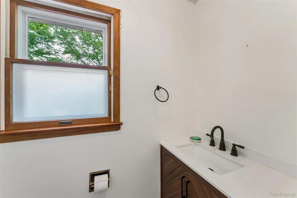 422 East Road Holly Township MI 48442