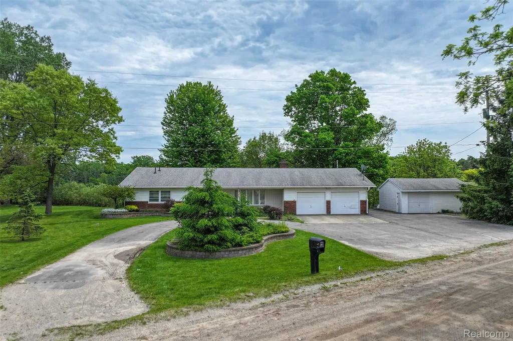 422 East Road Holly Township MI 48442