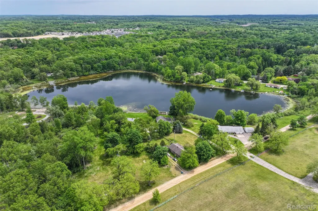 422 East Road Holly Township MI 48442
