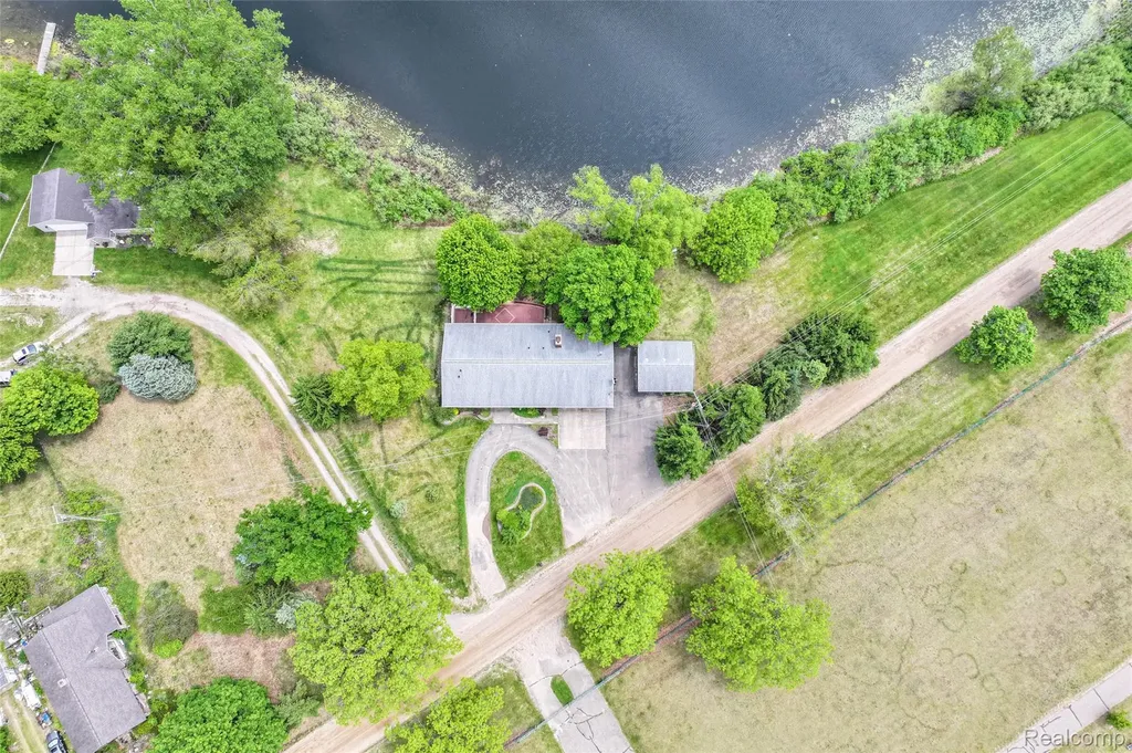 422 East Road Holly Township MI 48442