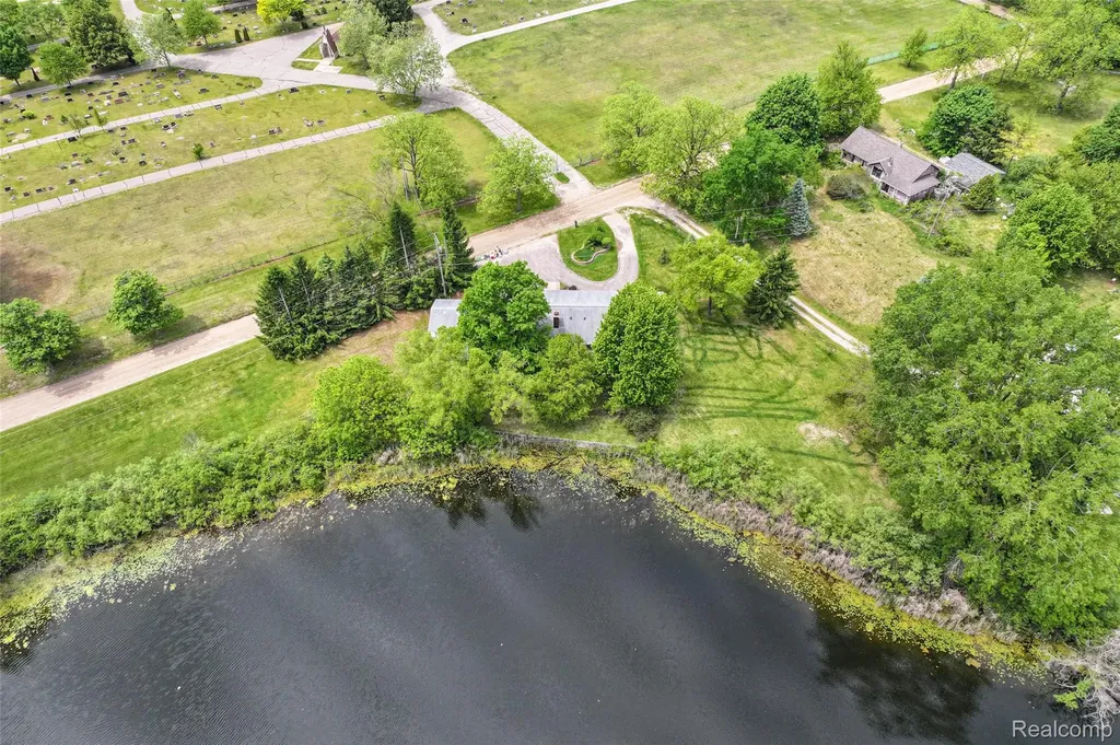 422 East Road Holly Township MI 48442