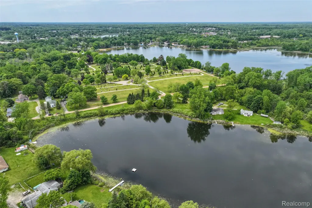 422 East Road Holly Township MI 48442