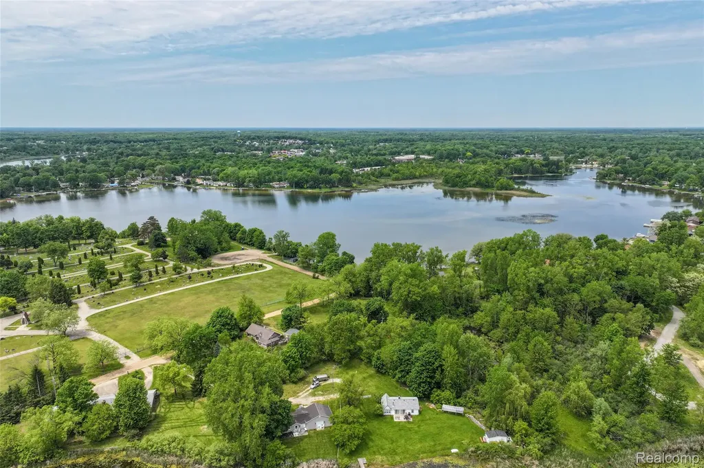 422 East Road Holly Township MI 48442
