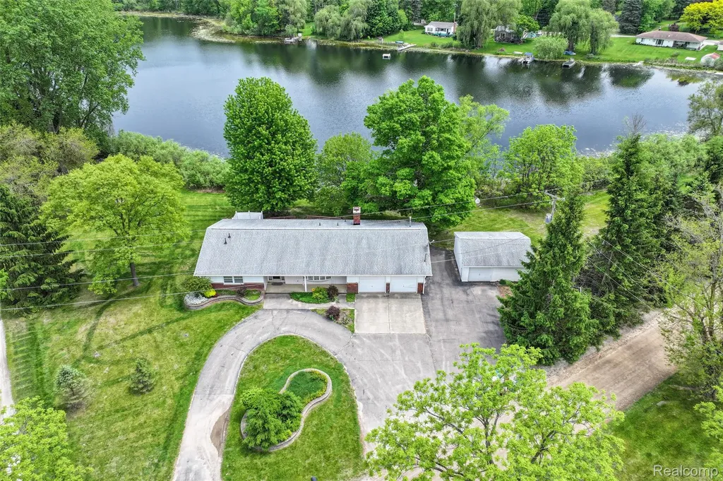 422 East Road Holly Township MI 48442