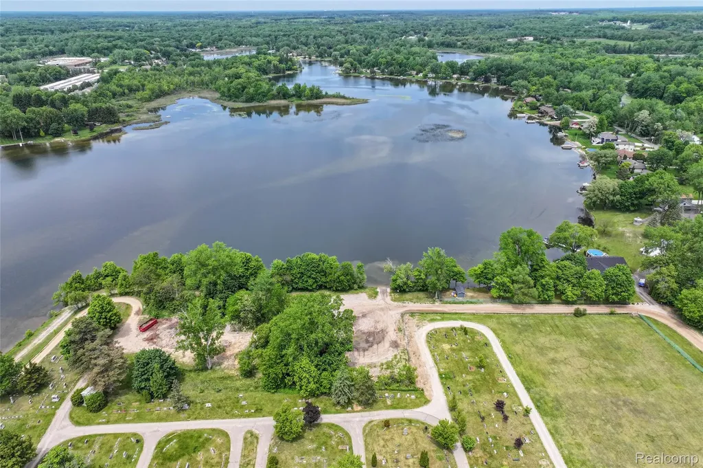 422 East Road Holly Township MI 48442