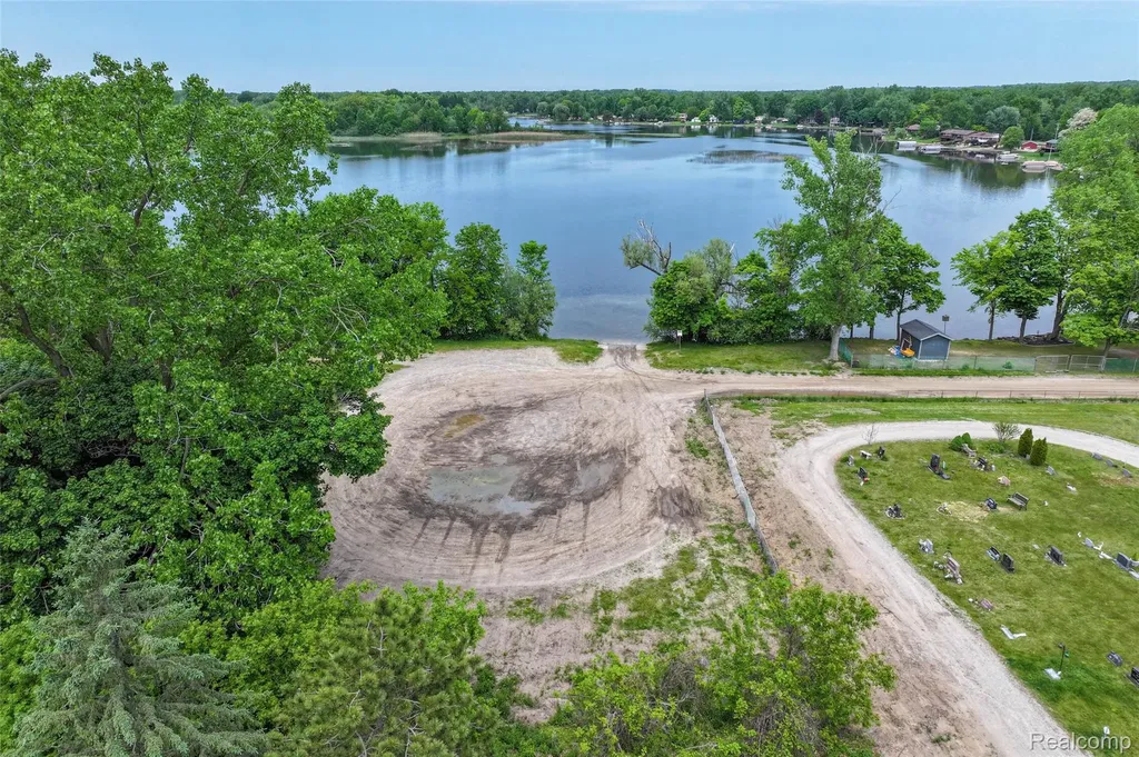 422 East Road Holly Township MI 48442