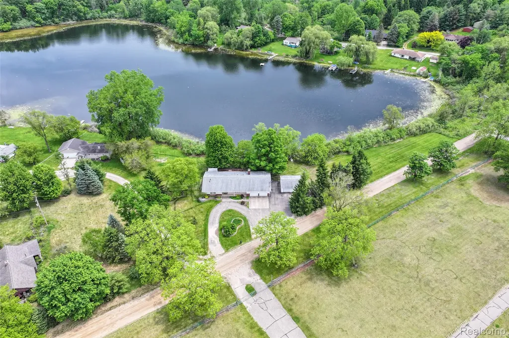 422 East Road Holly Township MI 48442