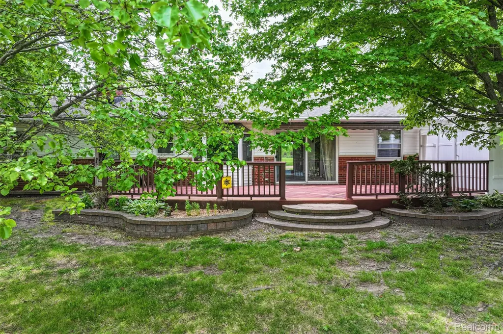 422 East Road Holly Township MI 48442