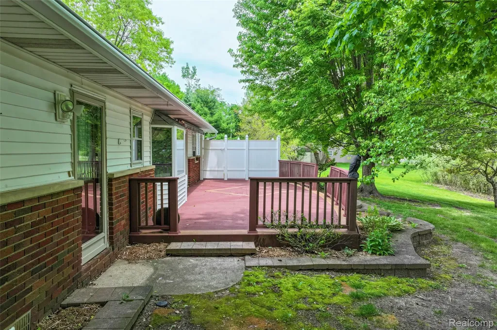 422 East Road Holly Township MI 48442
