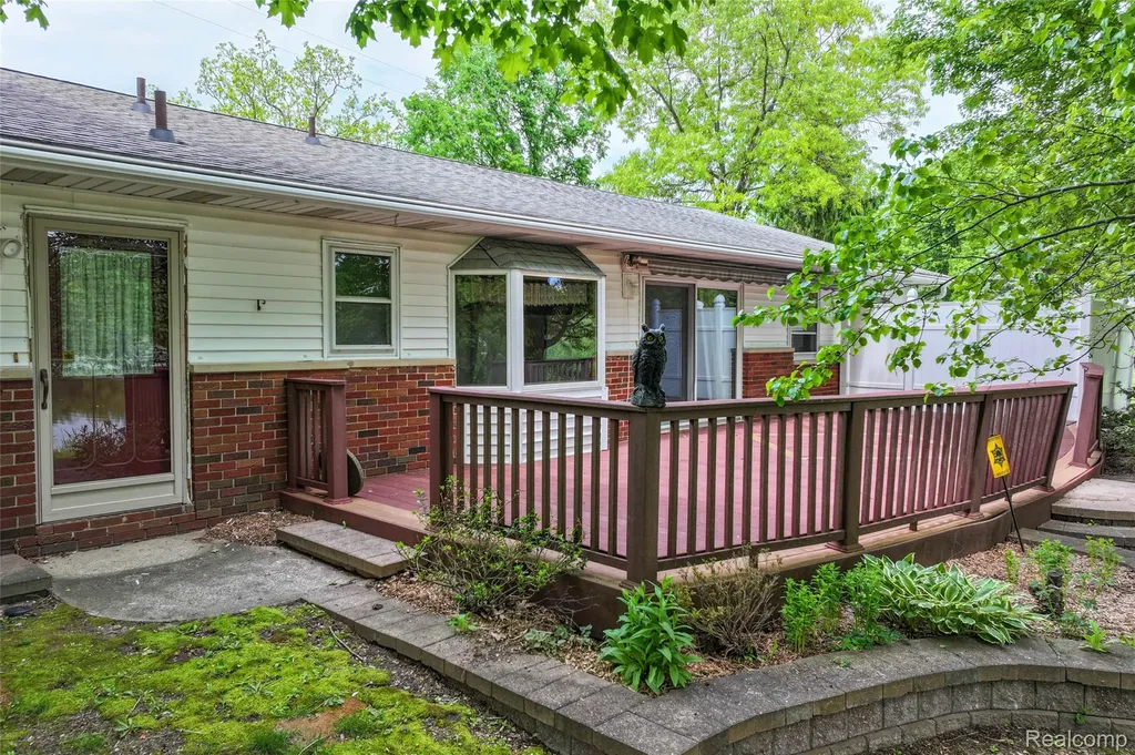 422 East Road Holly Township MI 48442