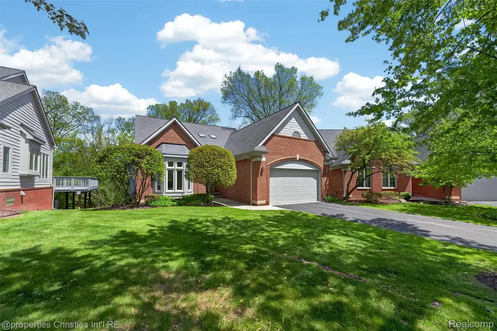 6390 Country Shire Lane West Bloomfield Charter Township MI 48323