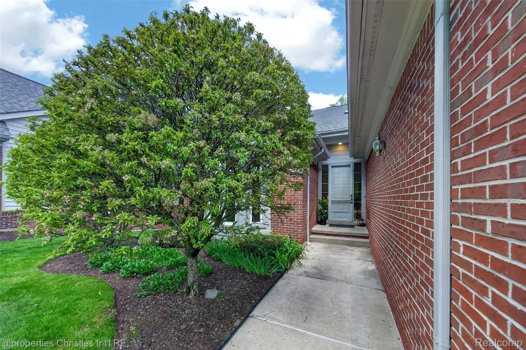 6390 Country Shire Lane West Bloomfield Charter Township MI 48323