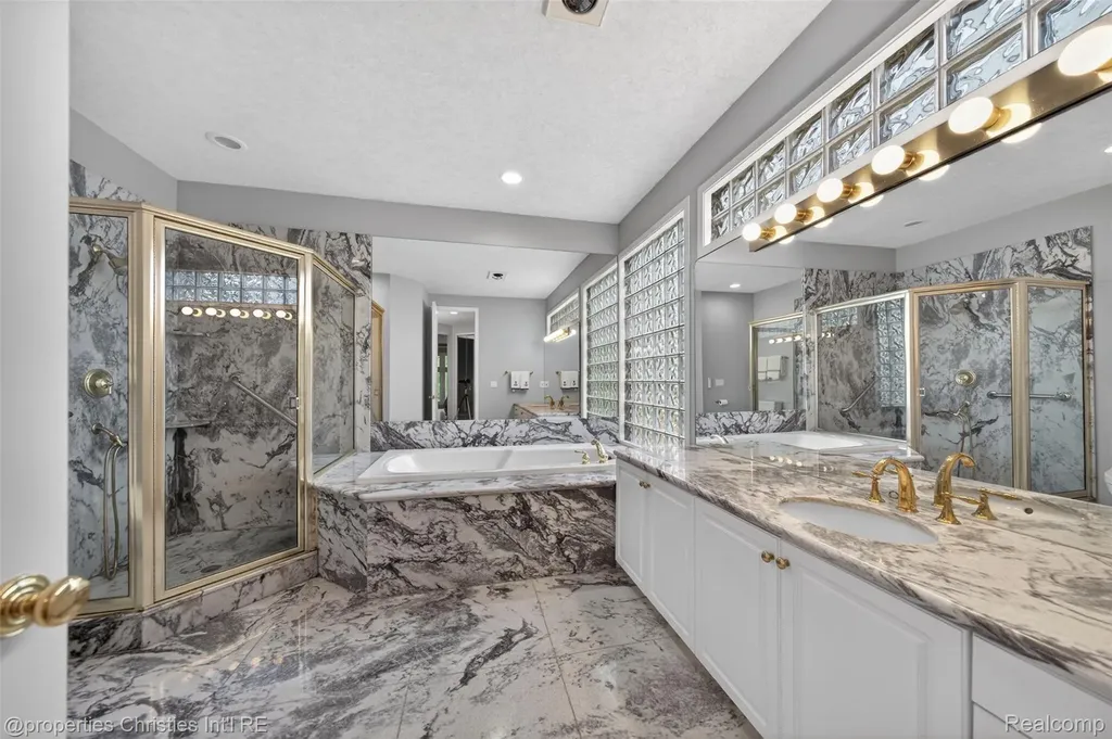 6390 Country Shire Lane West Bloomfield Charter Township MI 48323