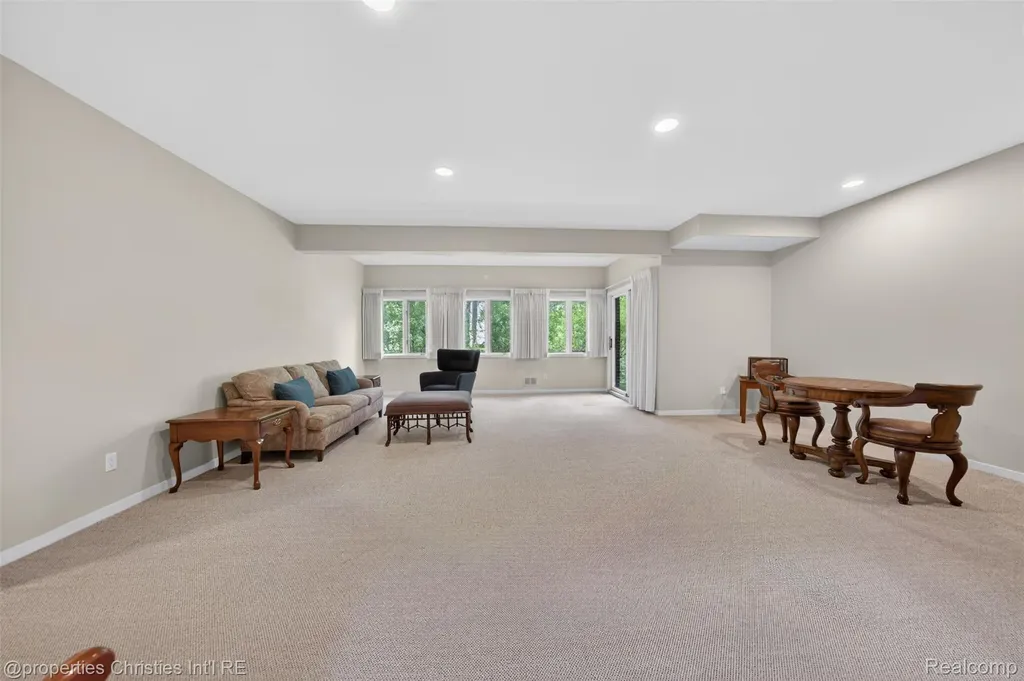 6390 Country Shire Lane West Bloomfield Charter Township MI 48323
