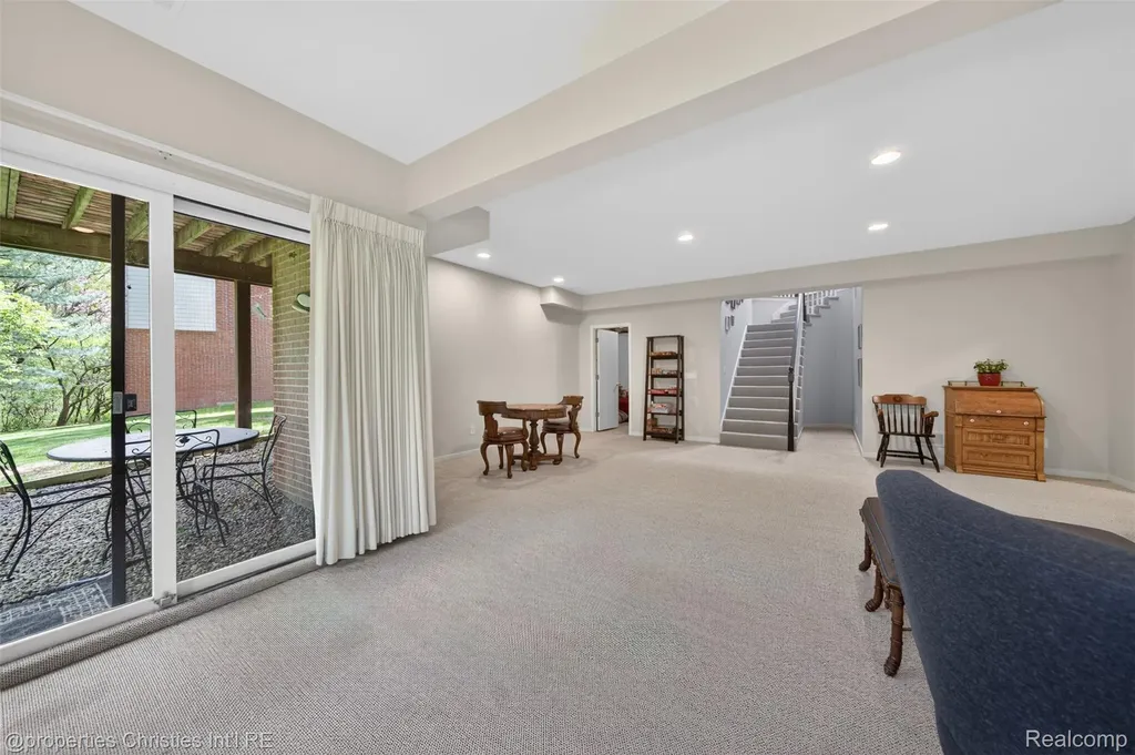 6390 Country Shire Lane West Bloomfield Charter Township MI 48323
