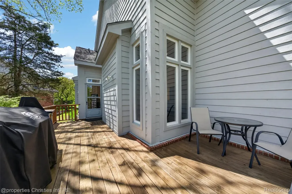 6390 Country Shire Lane West Bloomfield Charter Township MI 48323