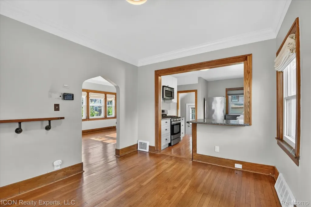 305 W Troy Street Ferndale City MI 48220