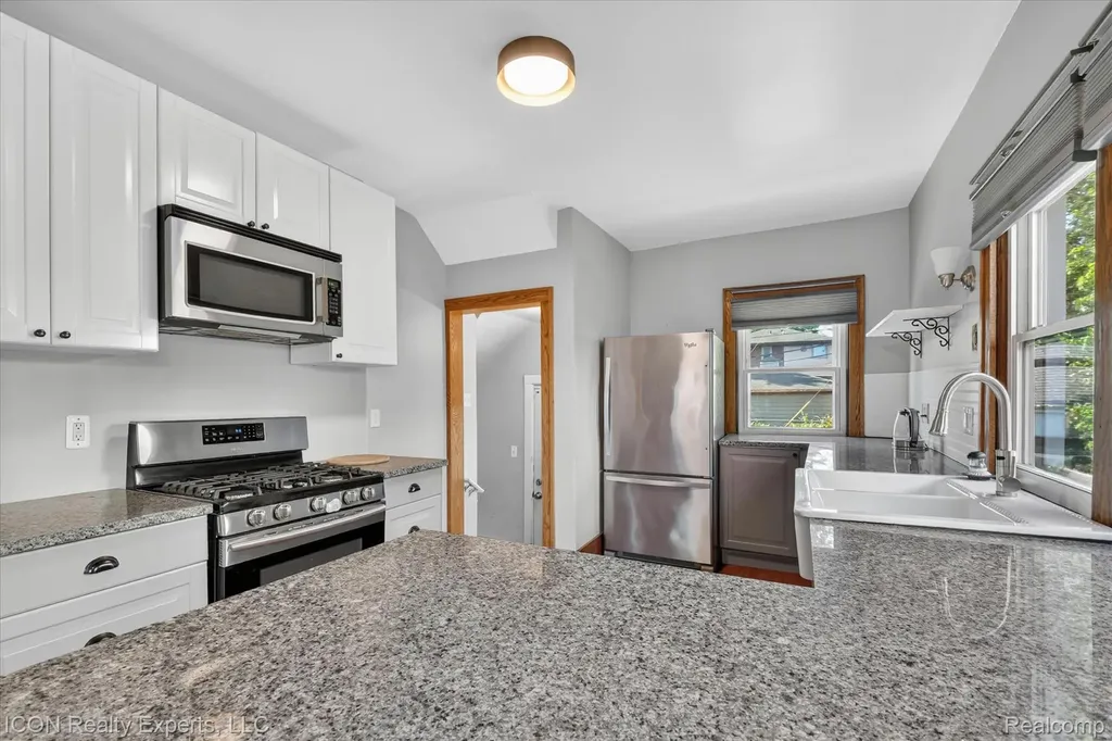 305 W Troy Street Ferndale City MI 48220