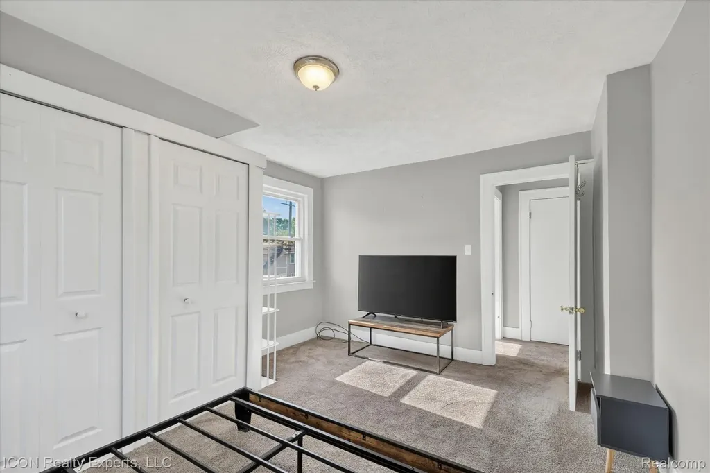 305 W Troy Street Ferndale City MI 48220