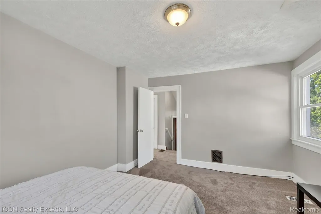 305 W Troy Street Ferndale City MI 48220