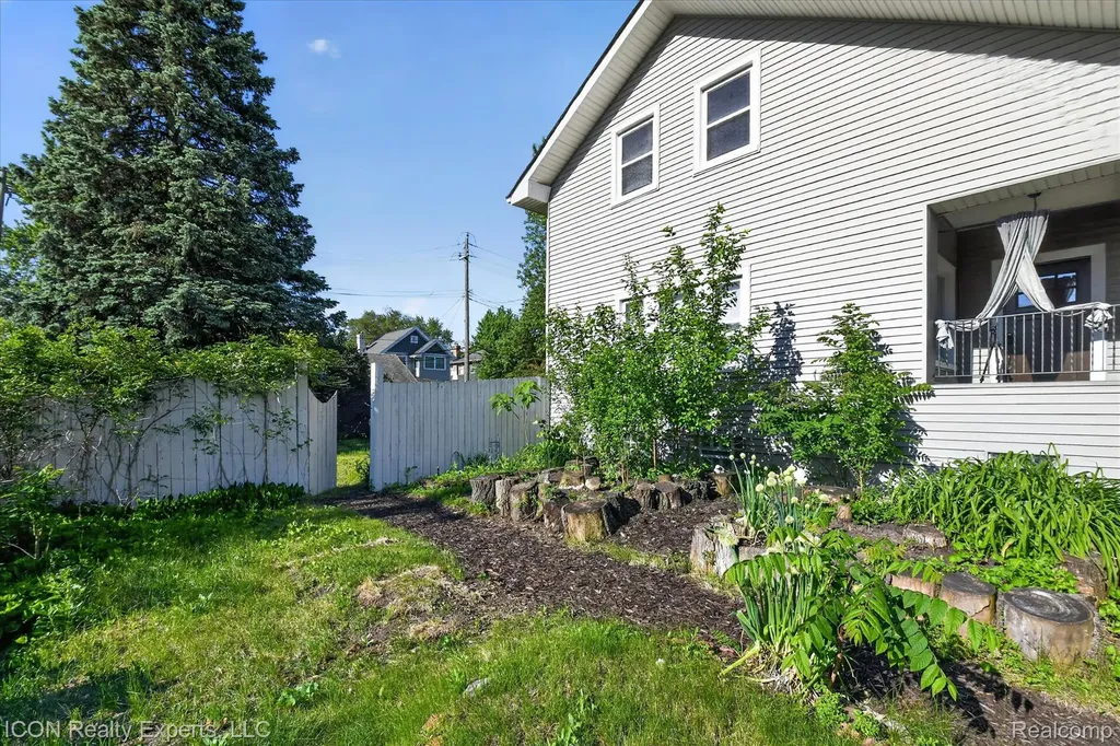 305 W Troy Street Ferndale City MI 48220