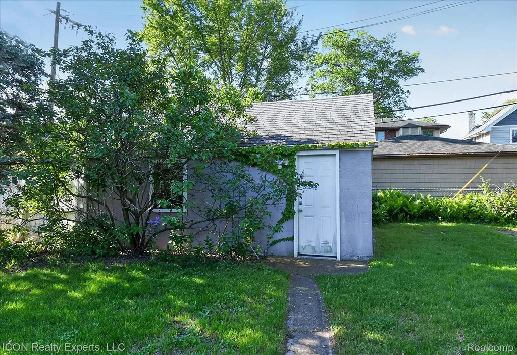 305 W Troy Street Ferndale City MI 48220