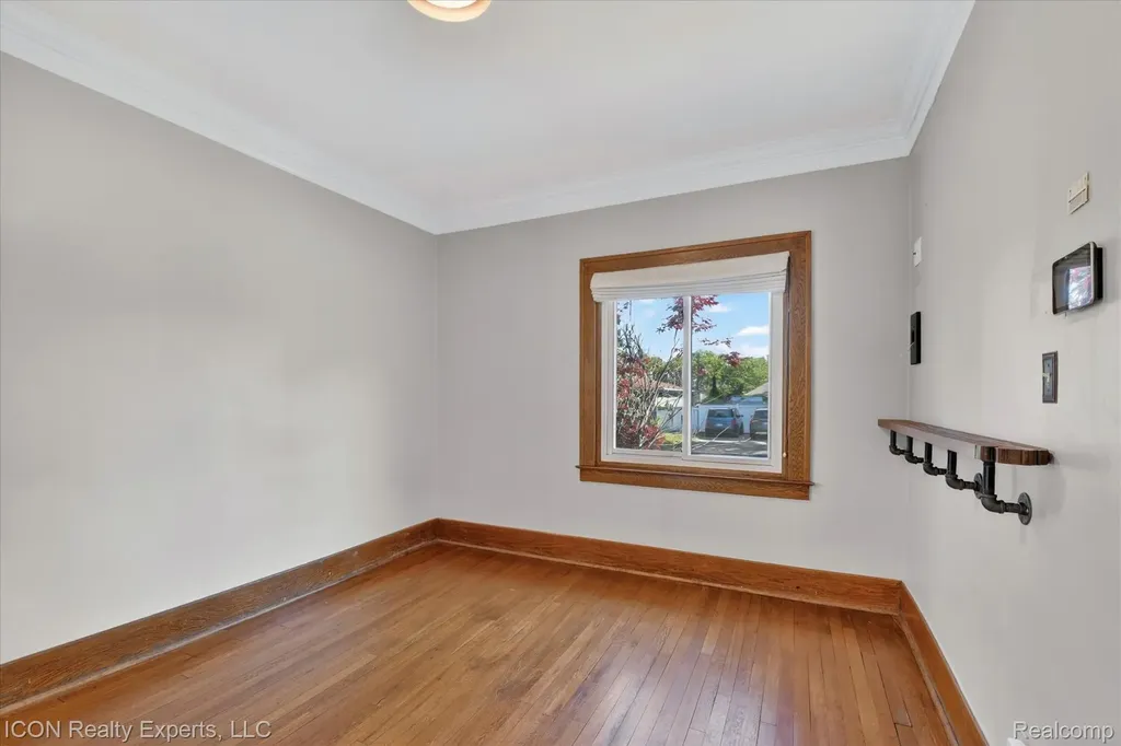 305 W Troy Street Ferndale City MI 48220