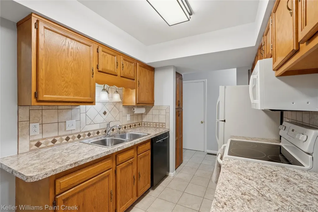 42003 Toddmark Lane Clinton Charter Township MI 48038