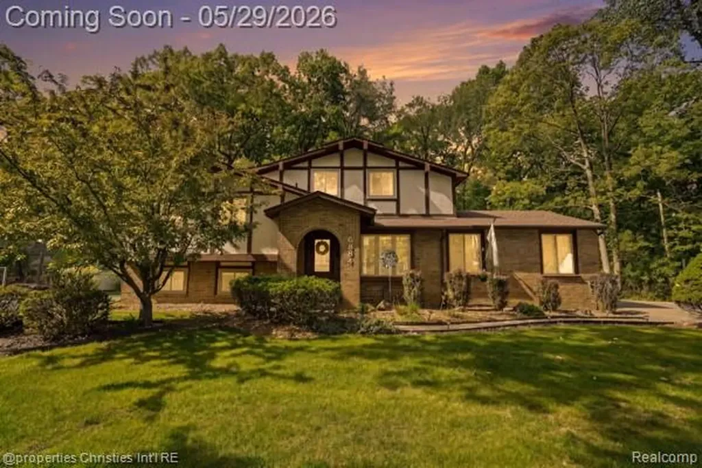 6884 Aeroview Street West Bloomfield Charter Township MI 48324