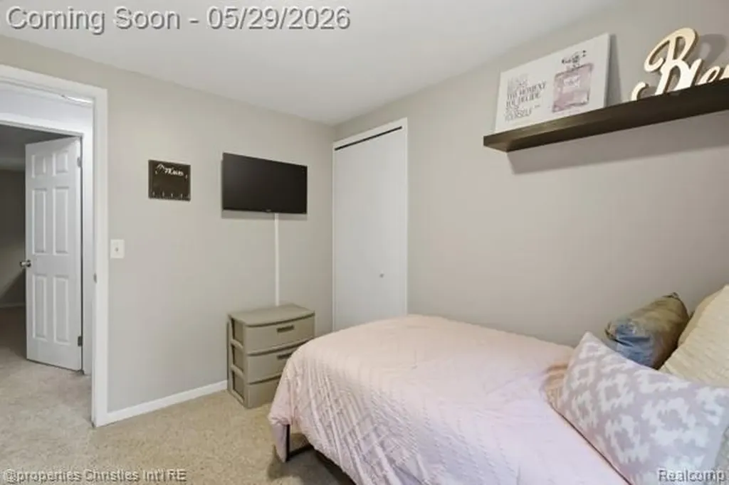 6884 Aeroview Street West Bloomfield Charter Township MI 48324