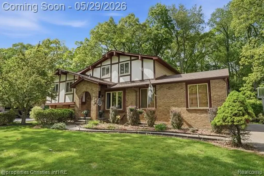 6884 Aeroview Street West Bloomfield Charter Township MI 48324