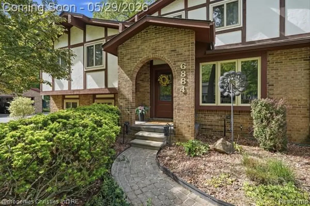 6884 Aeroview Street West Bloomfield Charter Township MI 48324