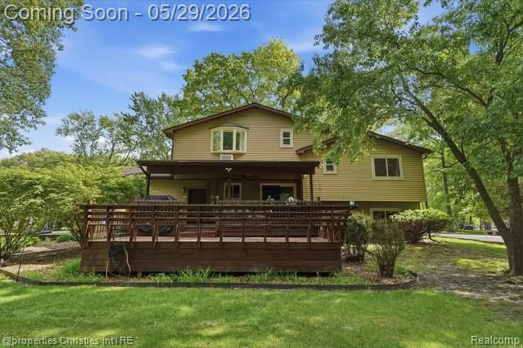 6884 Aeroview Street West Bloomfield Charter Township MI 48324