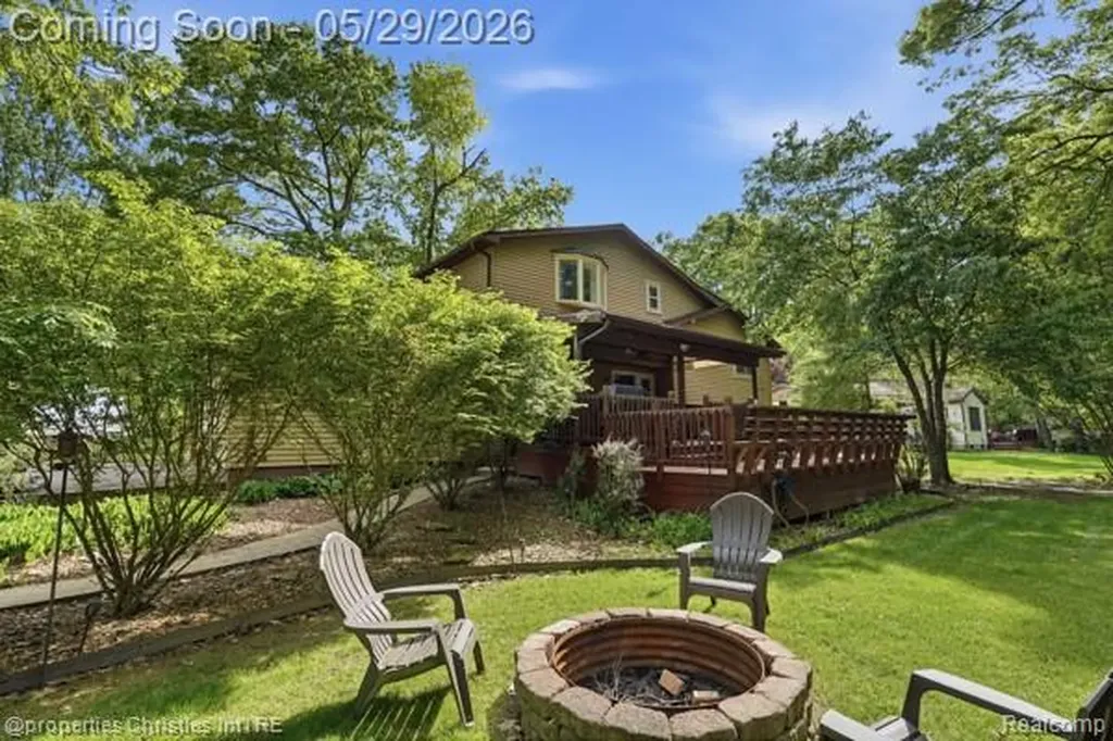6884 Aeroview Street West Bloomfield Charter Township MI 48324