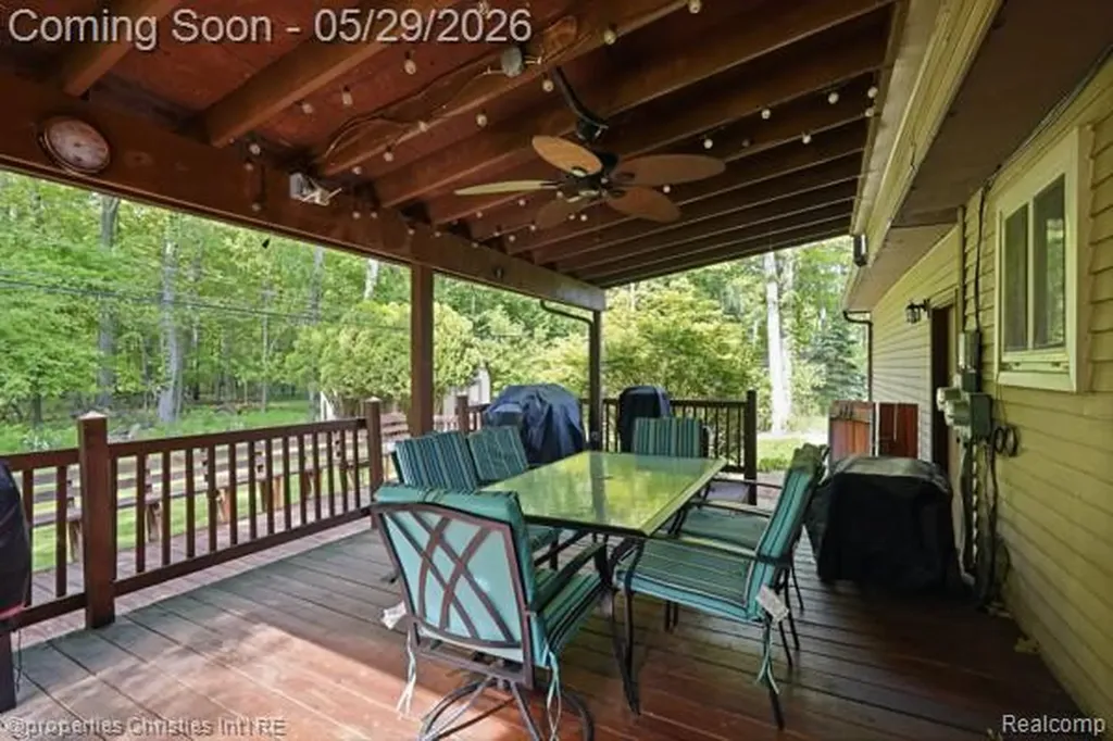 6884 Aeroview Street West Bloomfield Charter Township MI 48324