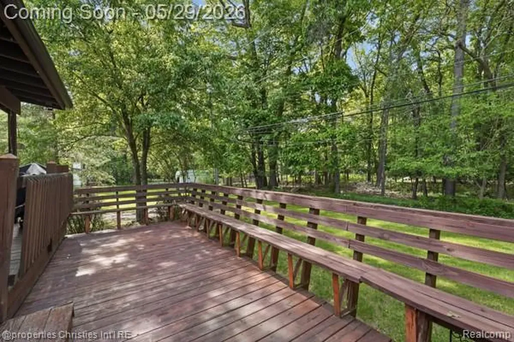 6884 Aeroview Street West Bloomfield Charter Township MI 48324