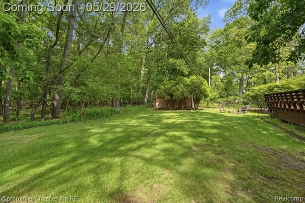 6884 Aeroview Street West Bloomfield Charter Township MI 48324