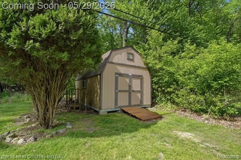 6884 Aeroview Street West Bloomfield Charter Township MI 48324