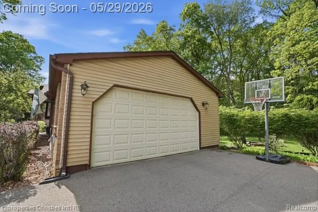 6884 Aeroview Street West Bloomfield Charter Township MI 48324