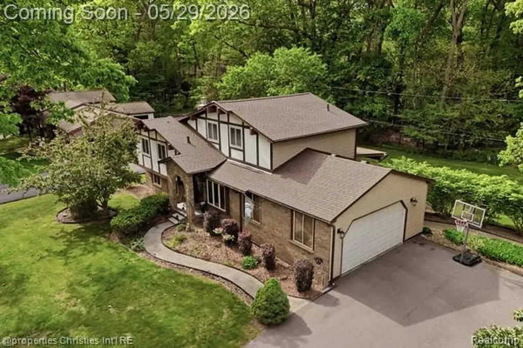 6884 Aeroview Street West Bloomfield Charter Township MI 48324