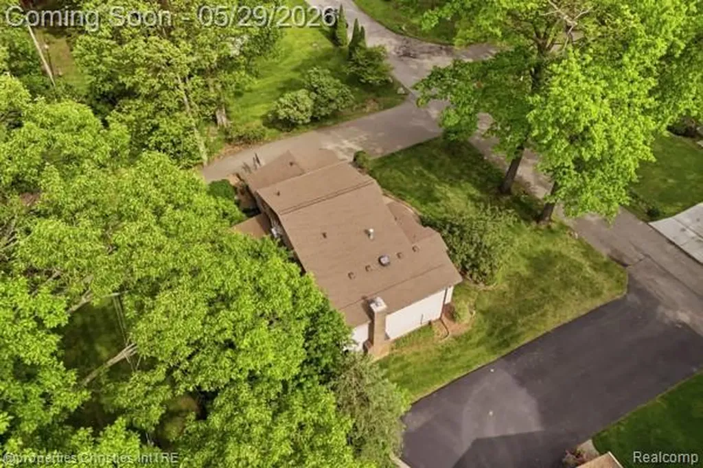 6884 Aeroview Street West Bloomfield Charter Township MI 48324