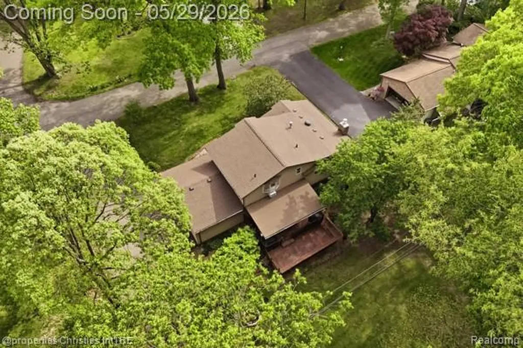 6884 Aeroview Street West Bloomfield Charter Township MI 48324