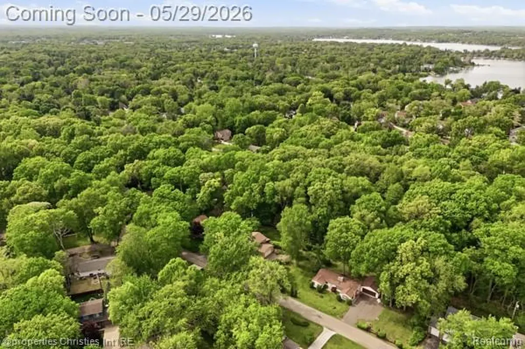 6884 Aeroview Street West Bloomfield Charter Township MI 48324