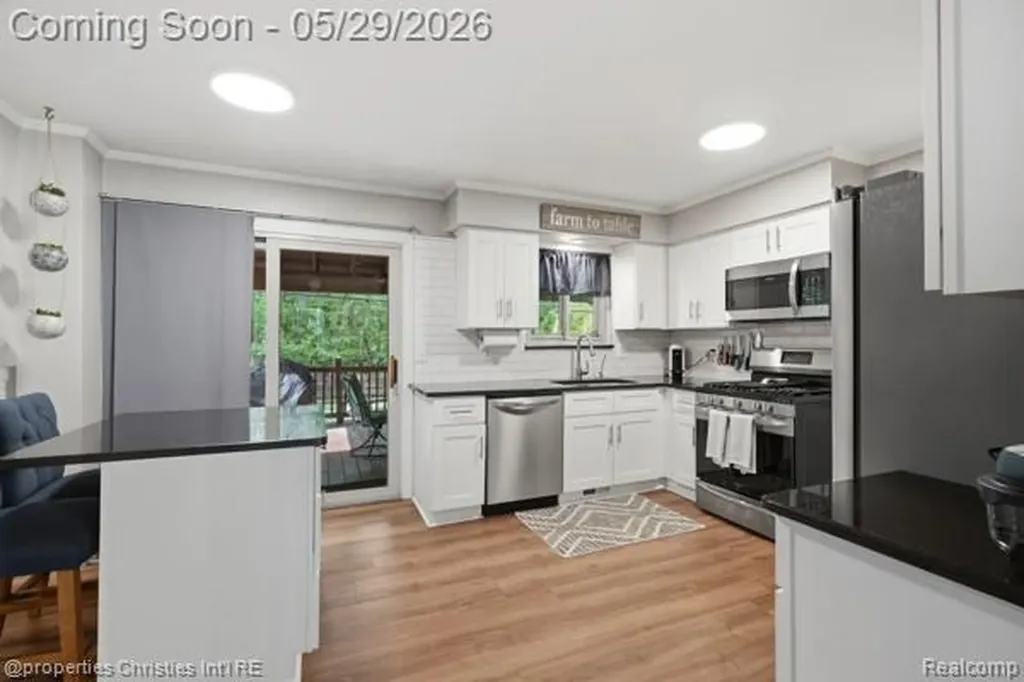 6884 Aeroview Street West Bloomfield Charter Township MI 48324