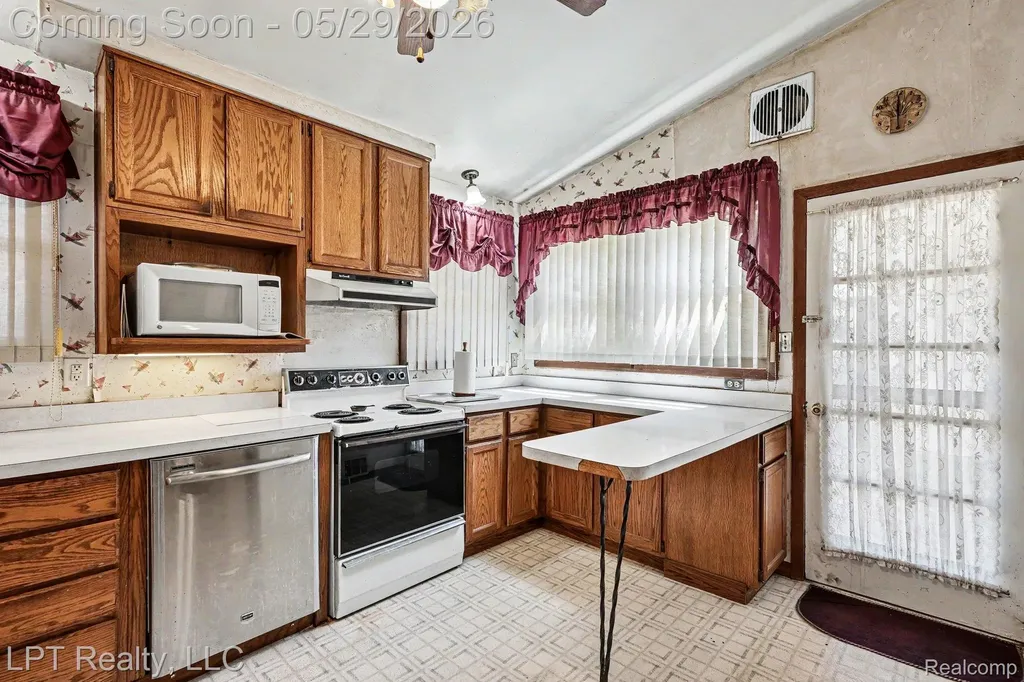 21021 Wendell Street Clinton Charter Township MI 48036