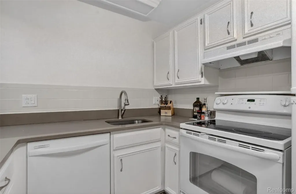 2425 Mulberry Square Bloomfield Hills City MI 48302