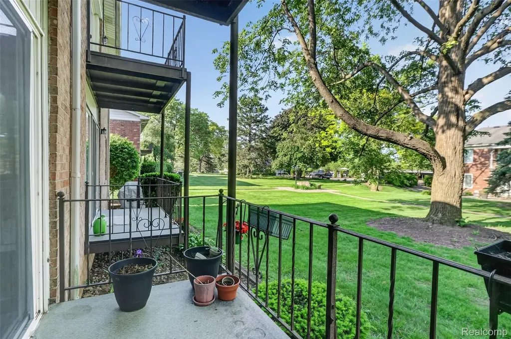 2425 Mulberry Square Bloomfield Hills City MI 48302