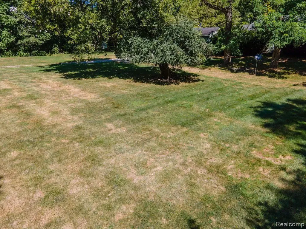 25690 W 14 Mile Road Bloomfield Charter Township MI 48301