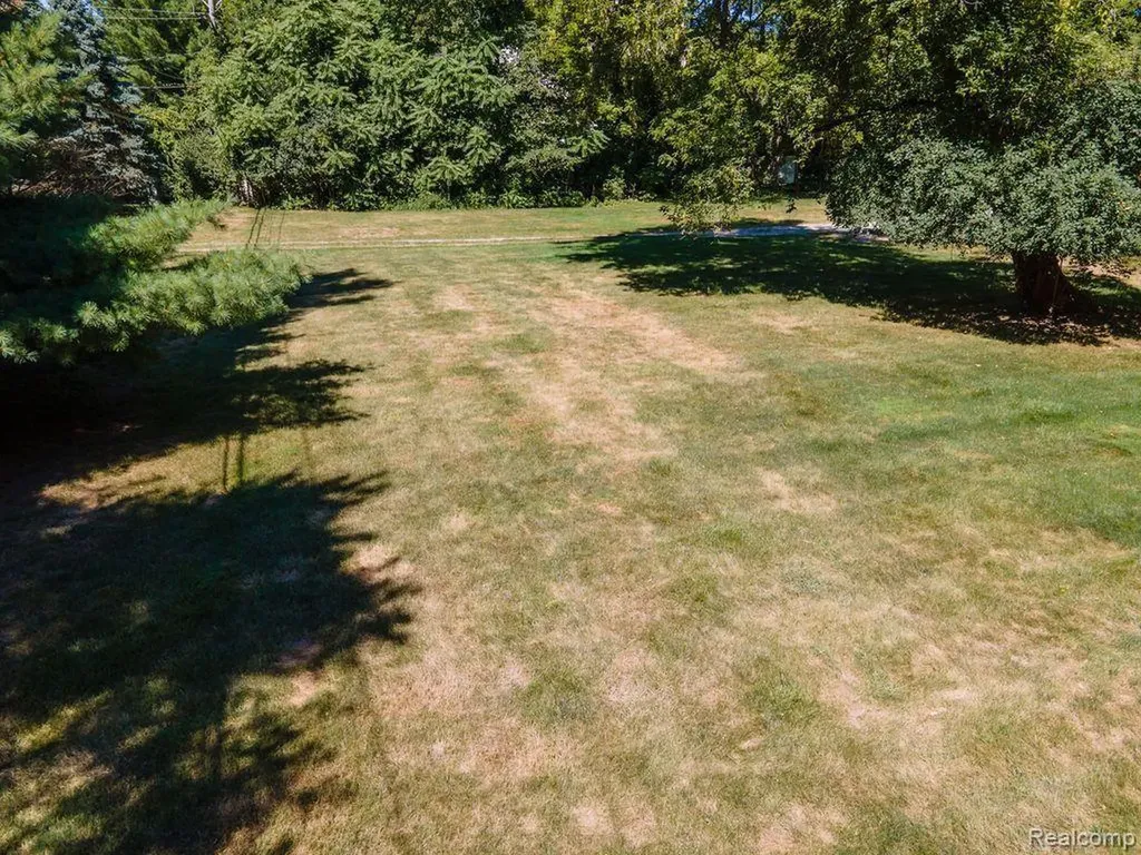25690 W 14 Mile Road Bloomfield Charter Township MI 48301