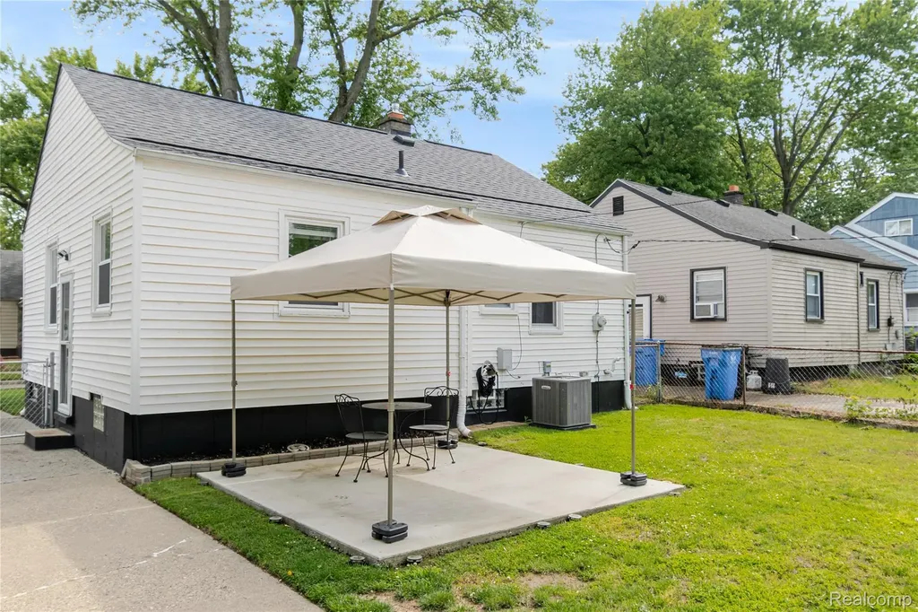 25446 Colgate Street Dearborn Heights City MI 48125